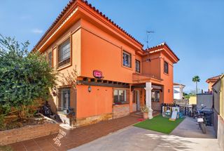 Casa aparellada  Calle maestro rafael de león. Espacio, exclusividad y calidad de vida te esperan es este magni