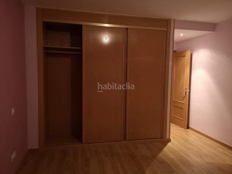 Foto f4cba5a3-3f75-46f4-8306-e03630303cf4. Reihenhaus mit parking in Recas