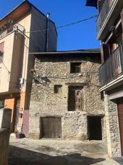 Masia a Carrer d'arnau 36. Casa de pueblo a reformar con pajar y huerto
