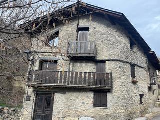 Masa en Carrer unica 5. Casa de pueblo en unarre de tres habitaciones dobles.