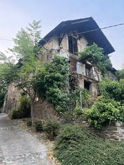 Casa  Carrer sant lloren�-isavarre. Casa a reformar con jard�n en isavarre