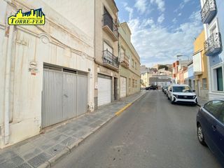 Casa a Calle memorias 83. Vivienda planta baja adaptada como garaje en venta junto av. pab