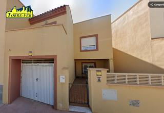 Casa adossada  Calle antequera. Se vende vivienda de 4 dormitorios, arrendada. producto en renta