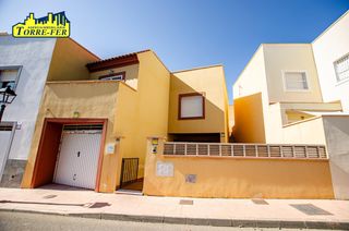 Casa adossada  Calle antequera. Se vende vivienda unifamiliar en huercal de almeria
