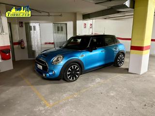 Parking coche en Calle san luis 52. Plazas de garaje en venta en travesía de san luis!