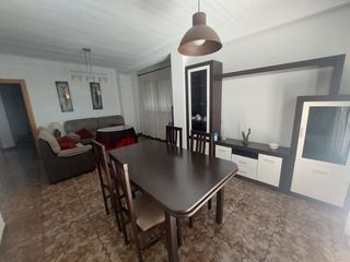 Location Appartement  Calle agustina de aragón. Se alquila  piso compartido para estudiantes sólo chicas, tres d