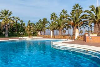Rent Flat in Calle olimpiadas 17. Alquilo piso primera línea de playa de septiembre a junio.