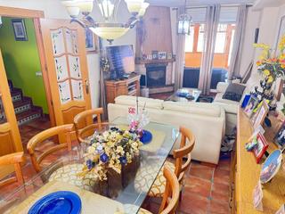 Casa adossada a Enrique granados 12