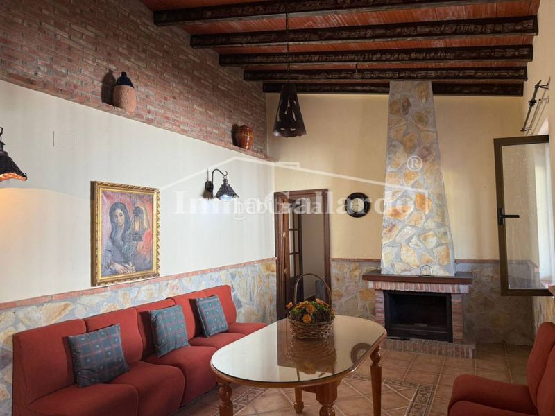Foto a6122cfb-fae8-4a22-8d66-8454a89bb93d. Casa amb aparcament a Álora