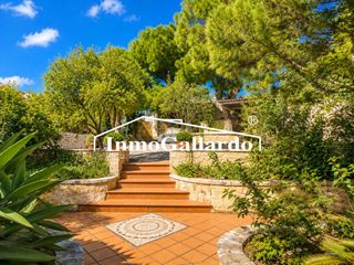 Chalet in Pinares de San Antón. Venta de chalet en málaga capital