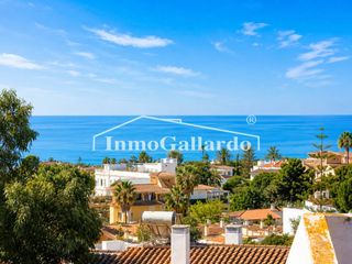Maison jumelée à El Palo. Exclusivo chalet pareado con gran jardín y vistas al mar en mira