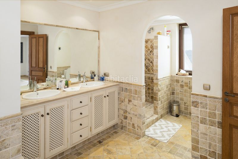 Foto 4ff1adc4-ba43-45fb-a423-cbdb4b5fd048. Casa amb calefacció aparcament piscina a puerto de Sotogrande-la marina Sotogrande