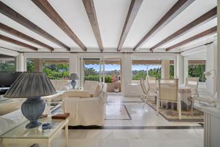 Casa a Guadalmina Alta. Villa pintoresca en parcela doble, 4 dormitorios, 3 baños, guada