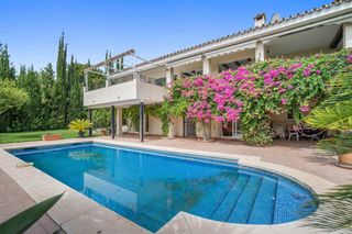 Casa a Guadalmina Alta. Villa pintoresca en parcela doble, 4 dormitorios, 3 baños, guada