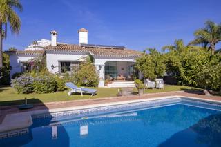 Maison à Guadalmina Alta. Una encantadora villa de estilo cortijo,  un paso mas sensible