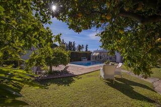 Maison à Guadalmina Alta. Una encantadora villa de estilo cortijo,  un paso mas sensible