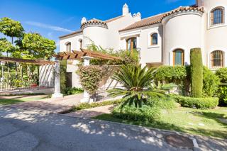 Casa adosada en Paraiso - Barronal. Esta acogedora casa adosada de 4 dormitorios para familias está