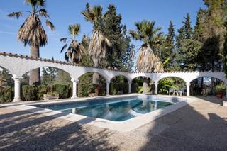 Casa a San Enrique-Guadiaro-Pueblo Nuevo. Magníficas vistas, esta propiedad consta de dos casas con la cas