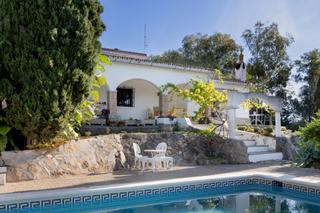 Casa en San Enrique-Guadiaro-Pueblo Nuevo. Magnficas vistas, esta propiedad consta de dos casas con la cas