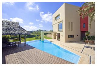 Casa a Puerto de Sotogrande-La Marina. Esta villa única, contemporánea y elegante inspirada por el arqu