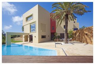Maison à Puerto de Sotogrande-La Marina. Esta villa única, contemporánea y elegante inspirada por el arqu