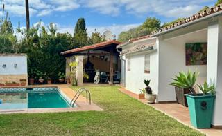 Casa en Nueva Atalaya. Encantadora villa andaluza de 4 dormitorios, 3 baños, en una tra