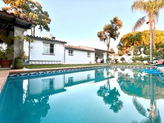 Casa en Nueva Atalaya. Encantadora villa andaluza de 4 dormitorios, 3 baños, en una tra