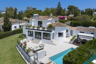 Casa a Guadalmina Alta. Nueva villa moderna exclusiva, 4 dormitorios, 5 baños, situada e