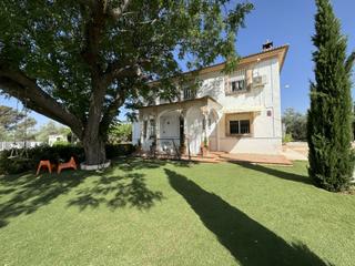 Masia a Puente Genil. Encantadora, amplia casa de campo, 7 dormitorios, 5 baños, en la
