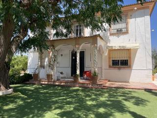 Bauernhof in Puente Genil. Encantadora, amplia casa de campo, 7 dormitorios, 5 baños, en la
