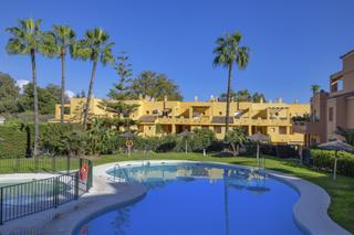 Apartament a Guadalmina Alta. Una oportunidad única, encantador apartamento dúplex, 3 dormitor