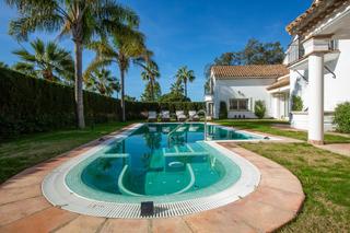 Maison à Sotogrande Costa. Elegante e impresionante villa de dos plantas, 7 dormitorios, 7