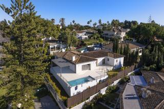Maison à Guadalmina Alta. Fabulosa villa de golf en primera línea, 4 dormitorios, 4 baños,