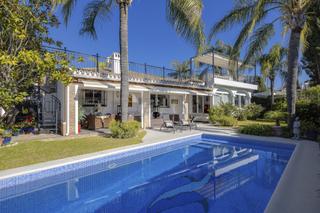 Casa en Guadalmina Alta. Encantadora y espaciosa villa de golf en primera línea, 4 dormit