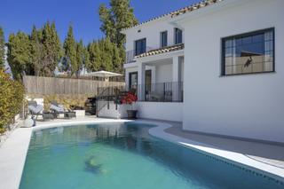 Maison à Guadalmina Alta. Recientemente renovado a un muy alto estándar, moderno, luminoso