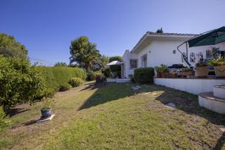 Maison à Guadalmina Alta. Encantadora y rústica villa española, 3 dormitorios, 2 baños con