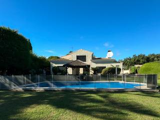 Casa en Sotogrande Alto. Amplia y luminosa villa familiar con 5 dormitorios y 6 baños, en
