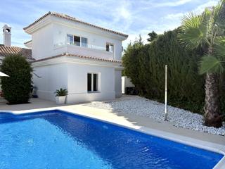 Casa en Sotogrande Costa. Hermoso reformado, elegante, 5 dormitorios, 5 baños villa, en la