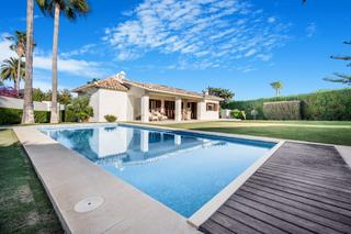 Casa a Guadalmina Alta. Elegante villa de 3 dormitorios, 4 baños en guadalmina alta, con