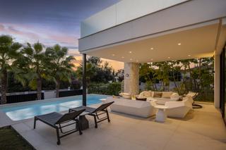 Casa en San Pedro de Alcántara Pueblo. Sleek, moderno, junto a la playa villa, 6 dormitorios, 6 baños,