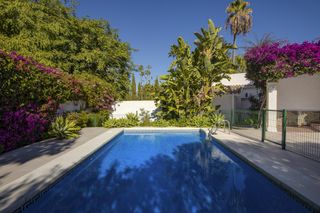 Casa a Guadalmina Alta. Encantadora villa de estilo andaluz con interior contemporáneo,