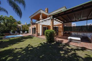 House in Guadalmina Alta. Excepcional golf en primera línea, villa familiar, 5 dormitorios