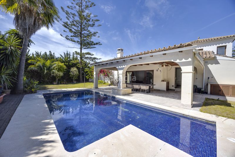 Foto 48c25683-65ee-43cb-8beb-cbd08615b8a1. Casa amb piscina a Bel - Air Estepona