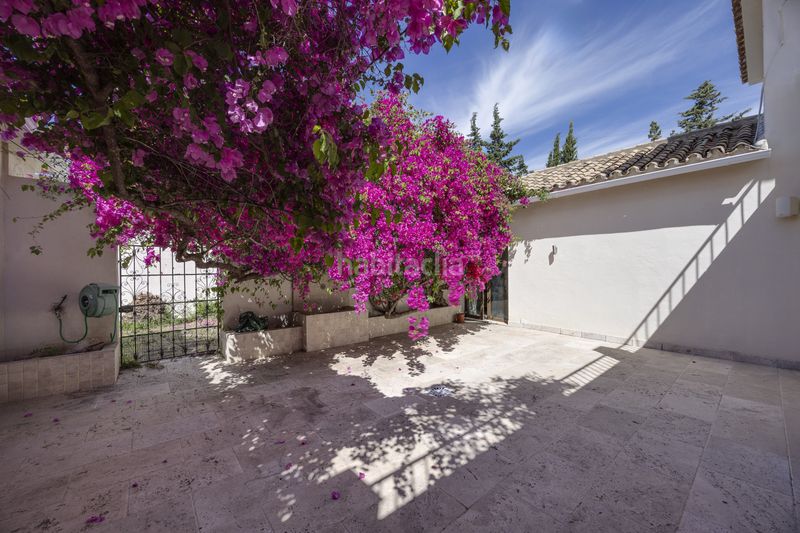 Foto 98ea47d9-6625-4032-af35-cf02960ce071. Casa amb piscina a Bel - Air Estepona