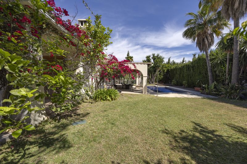 Foto f0fd9780-3087-459c-8be3-37fe1387ebb7. Casa amb piscina a Bel - Air Estepona