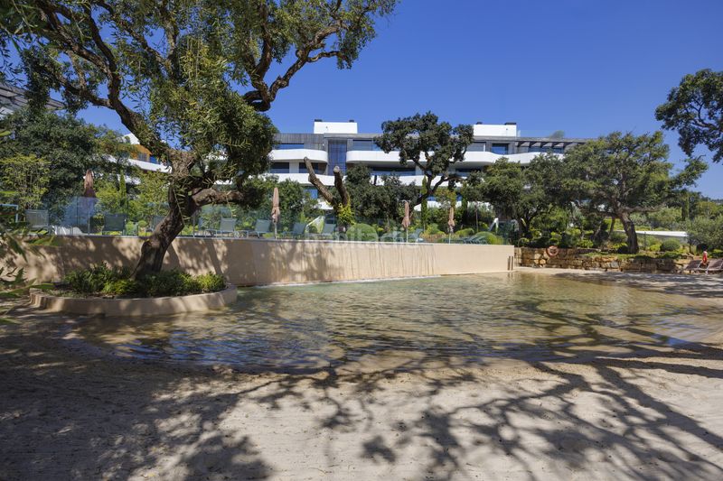 Foto 1e1ce592-57ba-4b78-8108-8ddec59a0509. Apartament amb aparcament piscina a Sotogrande alto Sotogrande