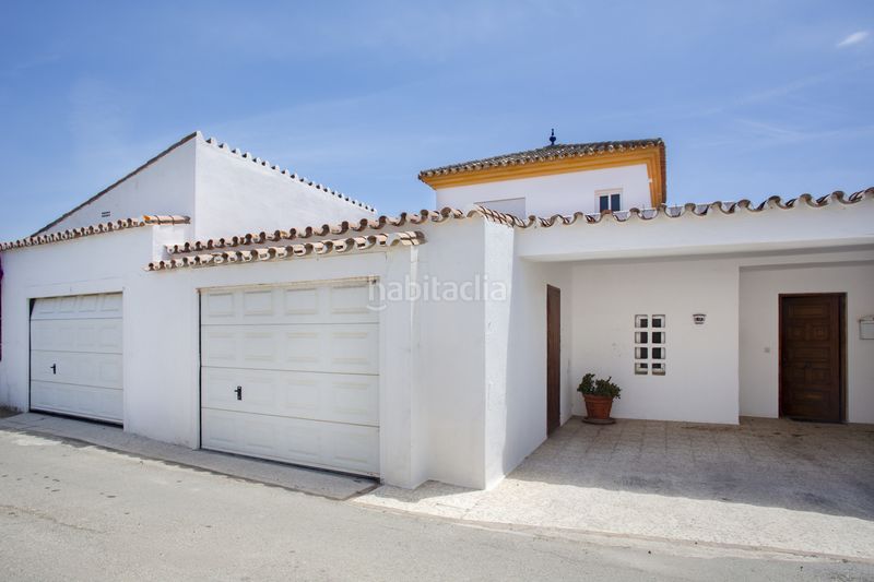 Foto bace3c44-30bc-43f0-bee7-02cfc40a3c98. Casa amb aparcament a Guadalmina Baja Marbella