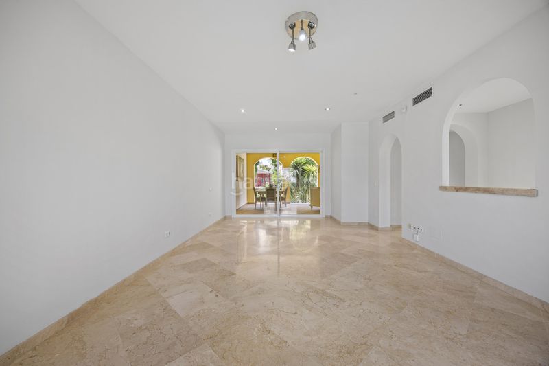 Foto 1132e236-17f8-4981-88c9-83493469a2e9. Apartament amb aparcament piscina a Guadalmina Alta Marbella