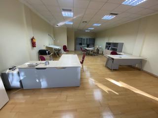 Locale commerciale in Sierra de Estepona - Avda. de Andalucía. Local en venta en casco antiguo