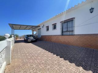 Mas à Las Lomas. Venta de chalet rústico en estepona